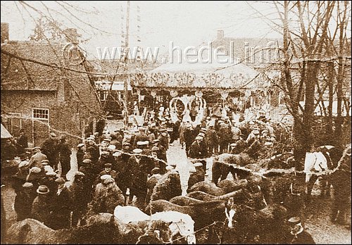 De paardenmarkt met de draaimolen voordat deze in 1928 werd verboden (archief W.M. van Engelen)